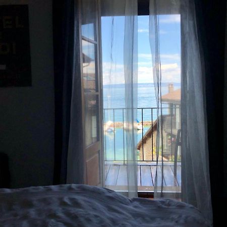 A Room with a View - Maisonnette dans bourg médiéval au bord du Lac Léman Yvoire Exterior foto