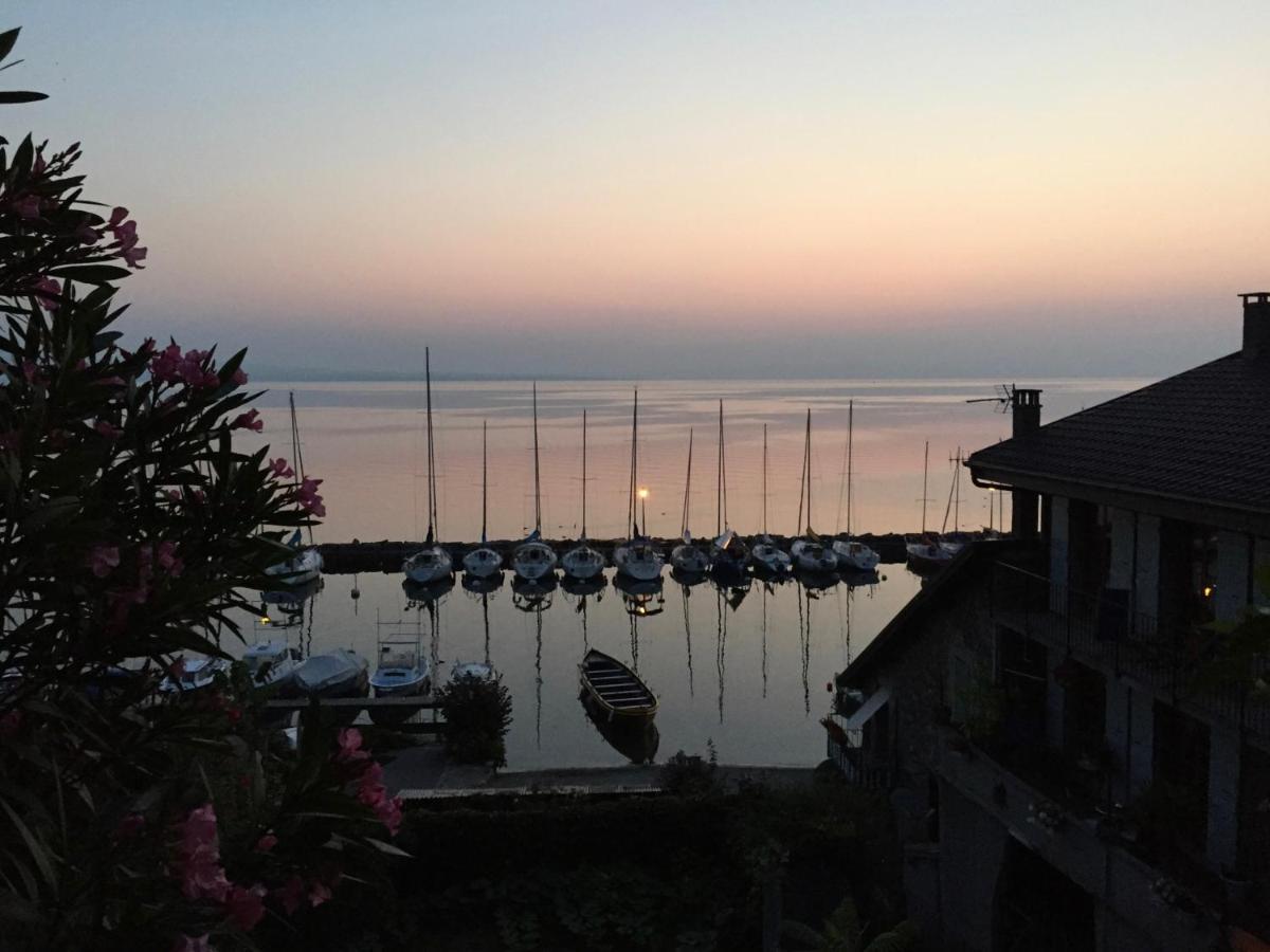 A Room with a View - Maisonnette dans bourg médiéval au bord du Lac Léman Yvoire Exterior foto
